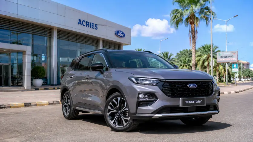 Ford Territory 2026 à Djibouti gris cactus garé devant le showroom Acries avec jantes alliage 19 pouces et phares LED