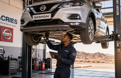 Entretien Nissan Qashqai à Djibouti — technicien certifié ACRIES réalisant une révision complète du SUV Nissan en atelier officiel