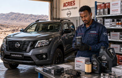 Pièces détachées Nissan à Djibouti — technicien ACRIES avec filtre moteur Nissan d'origine en atelier certifié