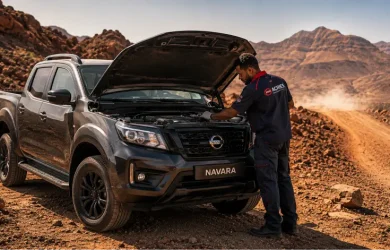 Entretien Nissan Navara Djibouti — technicien ACRIES révisant un pick-up Nissan sur piste volcanique