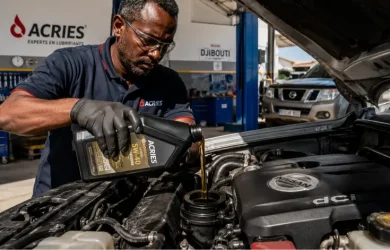 Huile moteur à Djibouti — technicien ACRIES effectuant une vidange sur un Nissan Navara dans l'atelier officiel ACRIES Djibouti