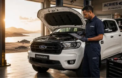 Révision voiture à Djibouti — technicien ACRIES inspectant un Ford Ranger dans l'atelier officiel d'ACRIES Djibouti